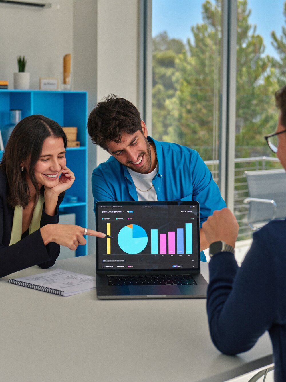 Equipe LLMI Assessoria em Marketing analisando resultados de campanhas